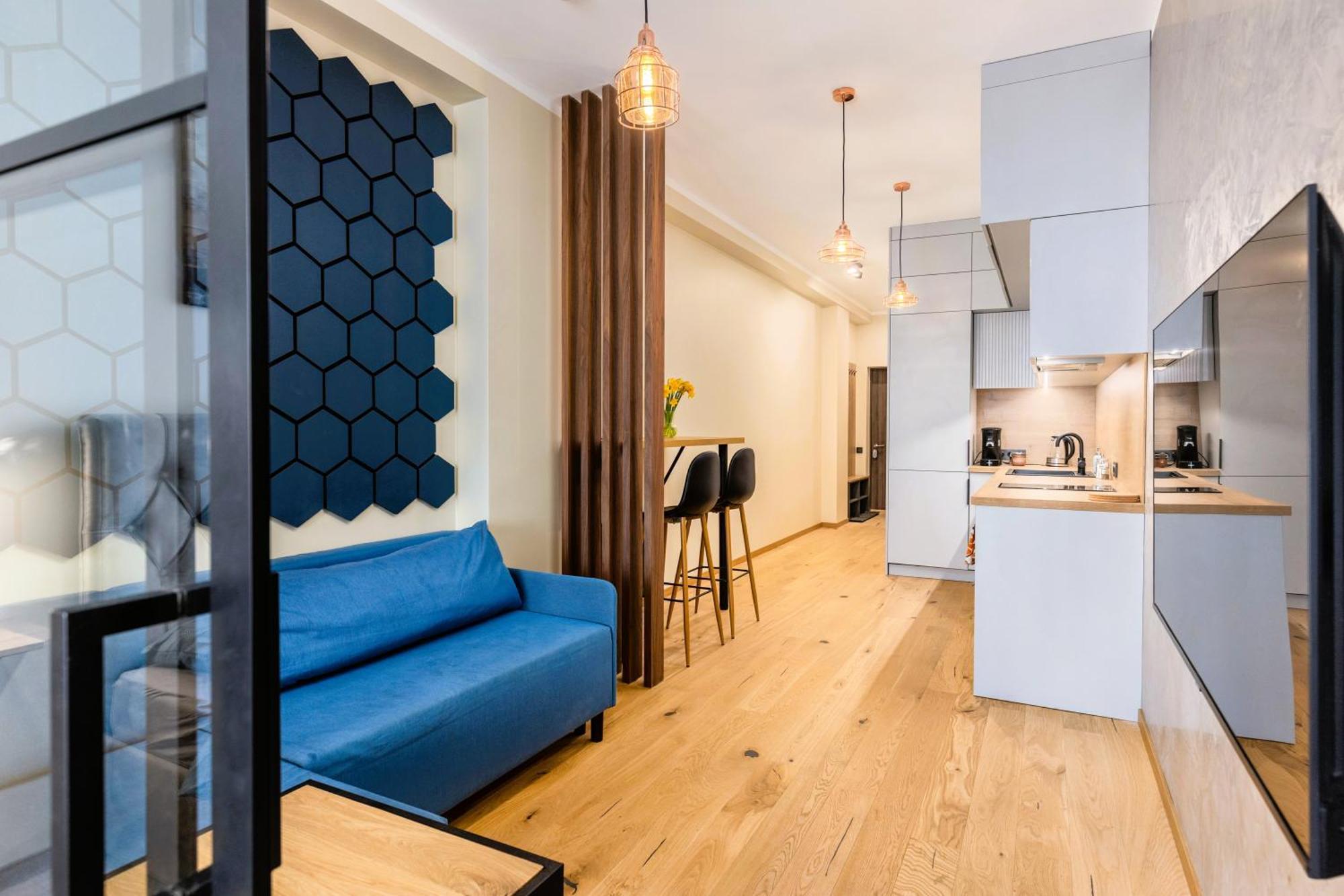 Main Street Lounge - Terrace, Free P, Self Check-in Riga
