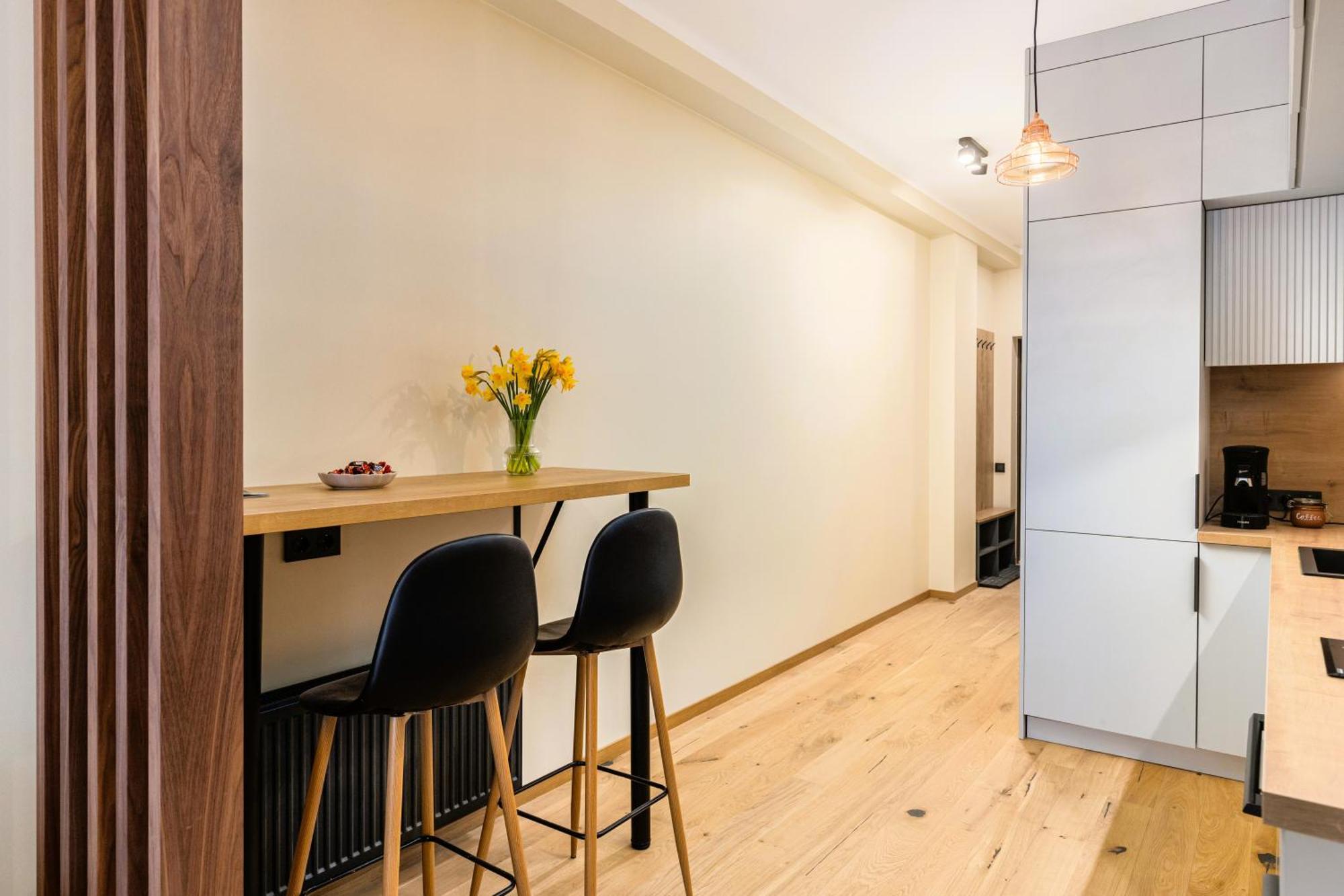 Main Street Lounge - Terrace, Free P, Self Check-in Riga